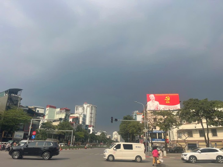 Bầu trời Hà Nội chuyển mây dông tối sầm sau nắng gắt- Ảnh 1. Bầu trời Hà Nội chuyển mây dông tối sầm sau nắng gắt- Ảnh 1.