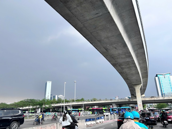 Bầu trời Hà Nội chuyển mây dông tối sầm sau nắng gắt- Ảnh 3. Bầu trời Hà Nội chuyển mây dông tối sầm sau nắng gắt- Ảnh 3.