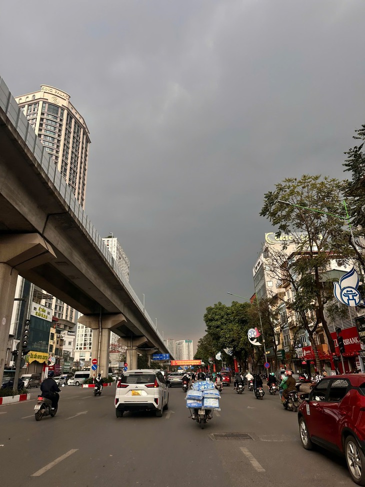 Bầu trời Hà Nội chuyển mây dông tối sầm sau nắng gắt- Ảnh 2. Bầu trời Hà Nội chuyển mây dông tối sầm sau nắng gắt- Ảnh 2.