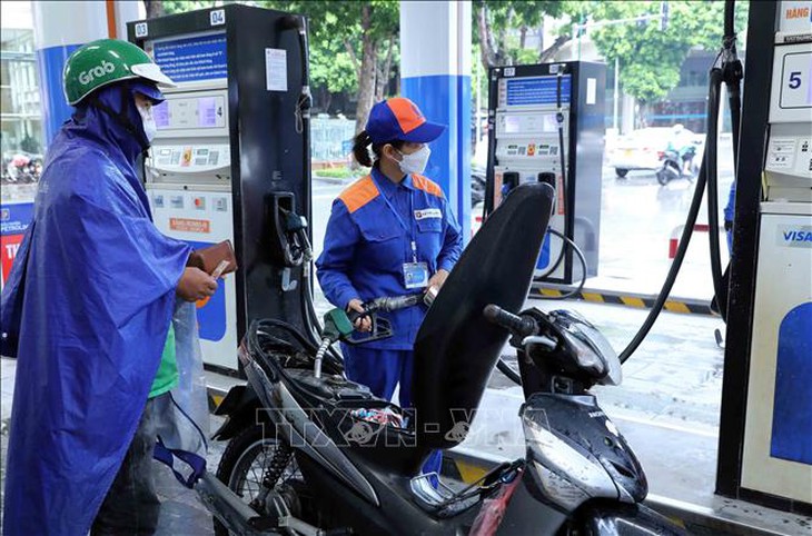 Tiếp tục chi mạnh quỹ bình ổn, giá xăng RON95 tăng nhẹ từ 22h ngày 12/3- Ảnh 1.