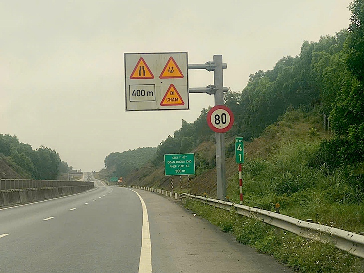 Hạn chế tốc độ trên cao tốc Cam Lộ - La Sơn gây khó lưu thông: Điều chỉnh thế nào?- Ảnh 2. Hạn chế tốc độ trên cao tốc Cam Lộ - La Sơn gây khó lưu thông: Điều chỉnh thế nào?- Ảnh 2.