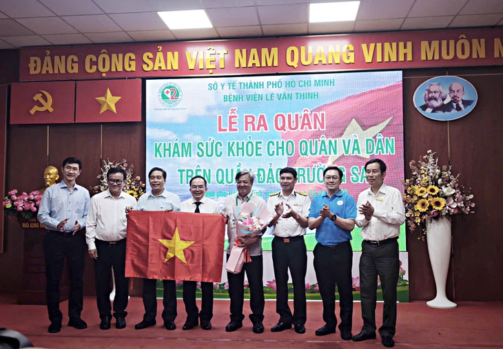 60 ‘chiến sĩ áo trắng’ TPHCM lên đường chăm sóc sức khỏe quân, dân Trường Sa- Ảnh 1.