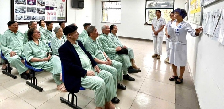 Những lá phiếu đặc biệt nơi giường bệnh- Ảnh 2. Những lá phiếu đặc biệt nơi giường bệnh- Ảnh 2.