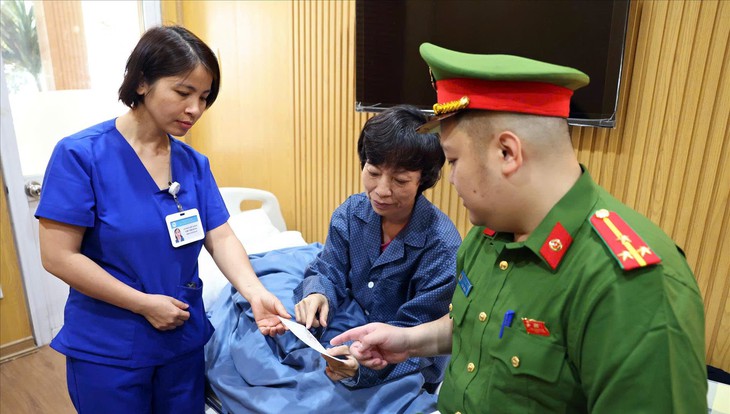 Những lá phiếu đặc biệt nơi giường bệnh- Ảnh 3. Những lá phiếu đặc biệt nơi giường bệnh- Ảnh 3.