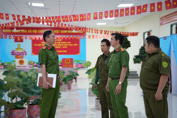 Công an TPHCM tăng cường tuần tra, bảo đảm an ninh trước giờ bầu cử- Ảnh 4. Công an TPHCM tăng cường tuần tra, bảo đảm an ninh trước giờ bầu cử- Ảnh 4.