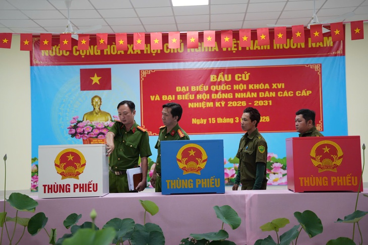 Công an TPHCM tăng cường tuần tra, bảo đảm an ninh trước giờ bầu cử- Ảnh 5. Công an TPHCM tăng cường tuần tra, bảo đảm an ninh trước giờ bầu cử- Ảnh 5.