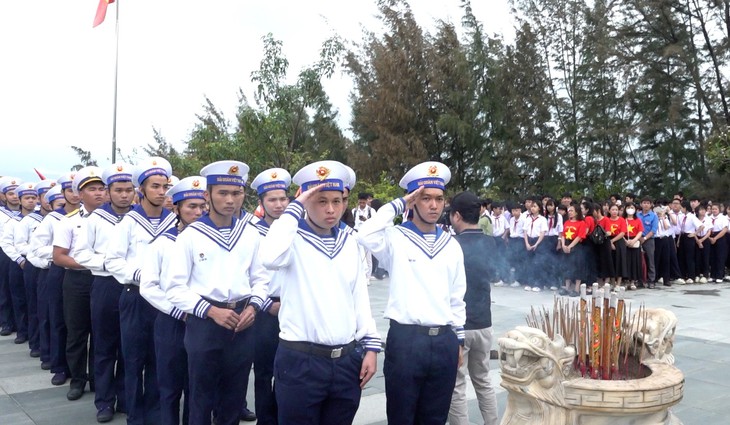 Vùng 4 Hải quân tri ân những 'người con' anh dũng hy sinh bảo vệ chủ quyền biển đảo- Ảnh 1.