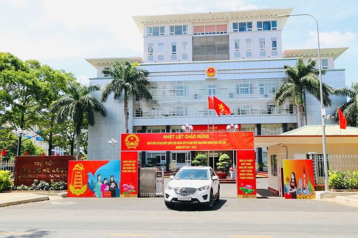 Sắc đỏ phủ dọc các cung đường Đắk Lắk hướng về ngày bầu cử- Ảnh 7.