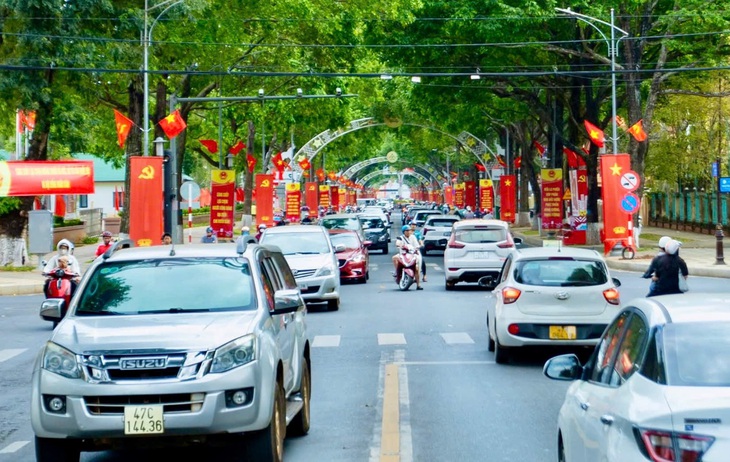 Sắc đỏ phủ dọc các cung đường Đắk Lắk hướng về ngày bầu cử- Ảnh 8.