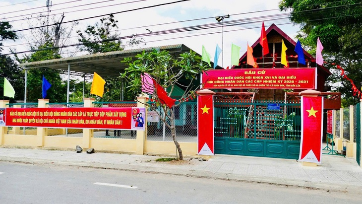 Sắc đỏ phủ dọc các cung đường Đắk Lắk hướng về ngày bầu cử- Ảnh 9.