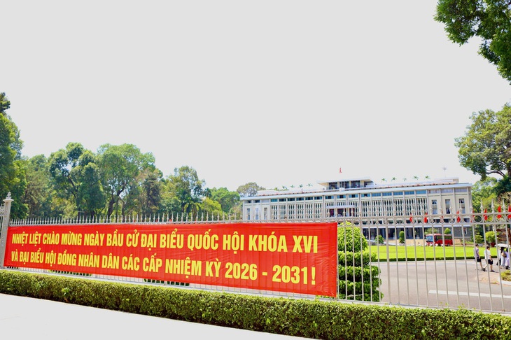 TPHCM rực rỡ cờ hoa trước ngày bầu cử 15/3- Ảnh 1.