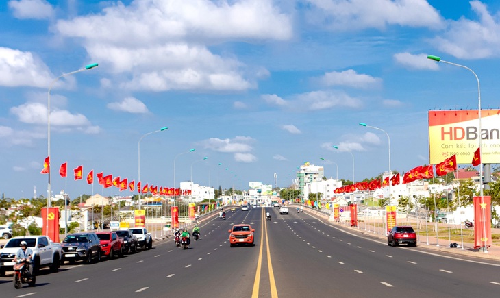 Sắc đỏ phủ dọc các cung đường Đắk Lắk hướng về ngày bầu cử- Ảnh 1.