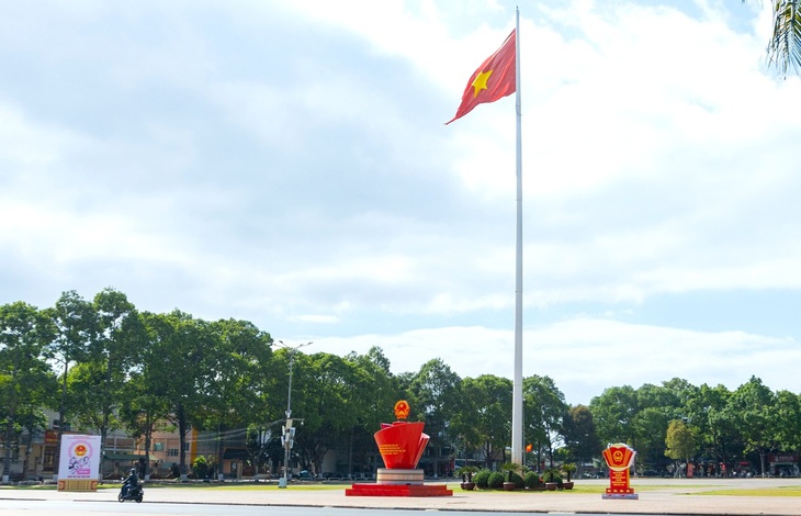 Sắc đỏ phủ dọc các cung đường Đắk Lắk hướng về ngày bầu cử- Ảnh 3.