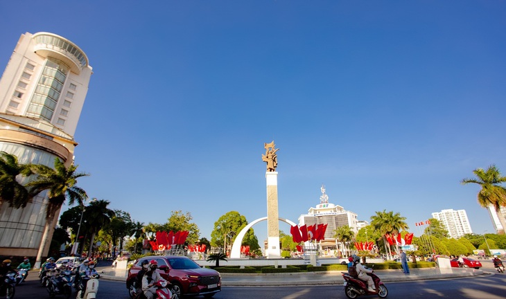 Sắc đỏ phủ dọc các cung đường Đắk Lắk hướng về ngày bầu cử- Ảnh 2.