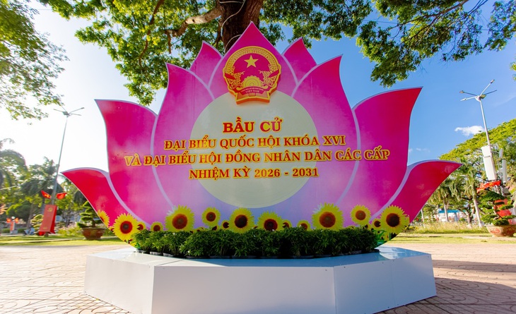 Sắc đỏ phủ dọc các cung đường Đắk Lắk hướng về ngày bầu cử- Ảnh 4.