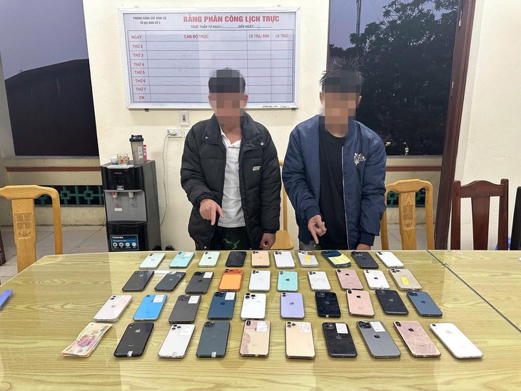 Sau 24 giờ truy xét, bắt 2 đối tượng trộm 39 chiếc iPhone- Ảnh 1.