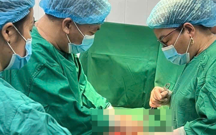 Cứu sống sản phụ người Lào chửa ngoài tử cung bị vỡ 