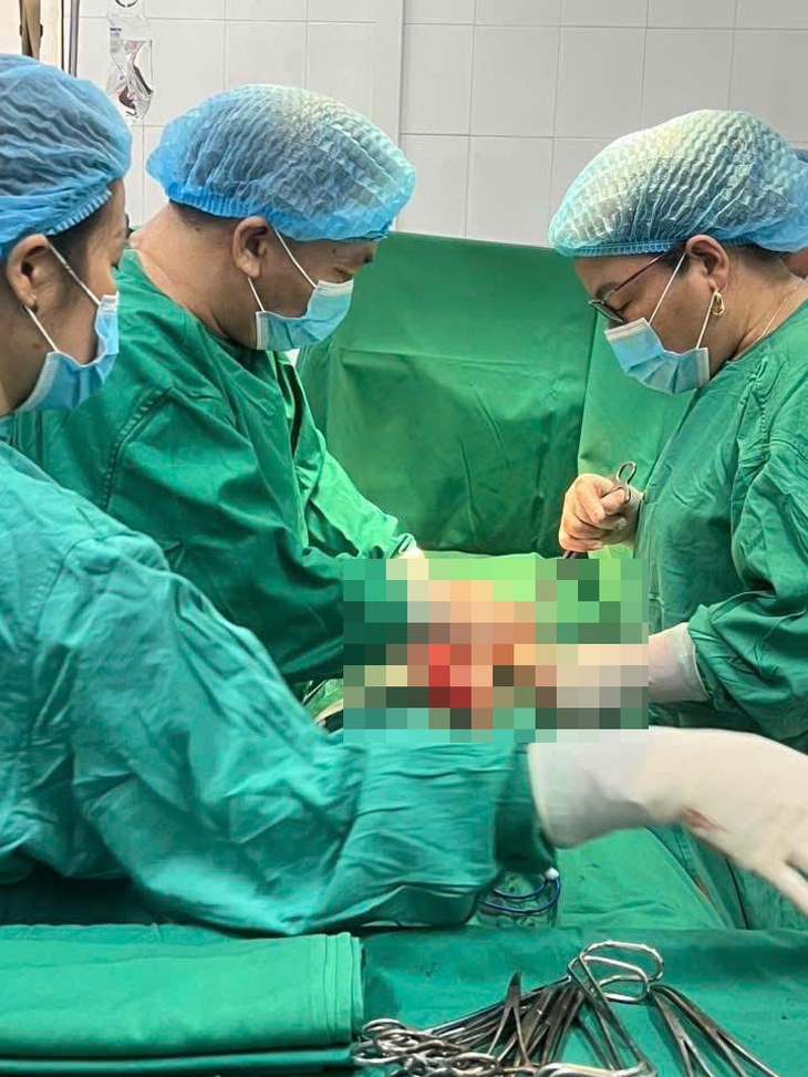 Cứu sống sản phụ người Lào chửa ngoài tử cung bị vỡ
- Ảnh 1. Cứu sống sản phụ người Lào chửa ngoài tử cung bị vỡ
- Ảnh 1.