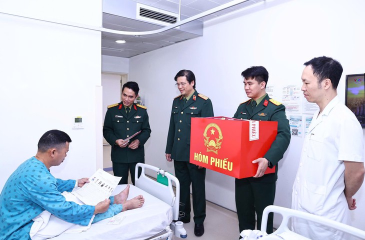 Nữ cử tri gắn bó với Quốc hội từ khóa I bỏ phiếu bầu cử, gửi gắm nhiều kỳ vọng- Ảnh 7. Nữ cử tri gắn bó với Quốc hội từ khóa I bỏ phiếu bầu cử, gửi gắm nhiều kỳ vọng- Ảnh 7.