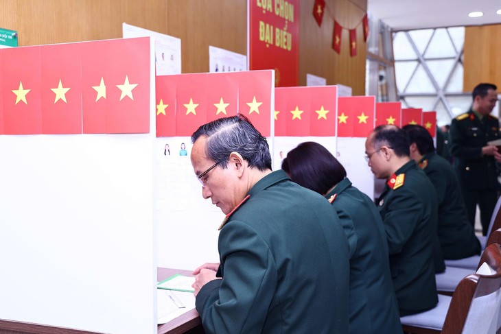 Nữ cử tri gắn bó với Quốc hội từ khóa I bỏ phiếu bầu cử, gửi gắm nhiều kỳ vọng- Ảnh 5. Nữ cử tri gắn bó với Quốc hội từ khóa I bỏ phiếu bầu cử, gửi gắm nhiều kỳ vọng- Ảnh 5.