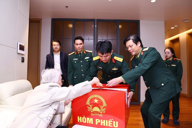 Nữ cử tri gắn bó với Quốc hội từ khóa I bỏ phiếu bầu cử, gửi gắm nhiều kỳ vọng- Ảnh 3. Nữ cử tri gắn bó với Quốc hội từ khóa I bỏ phiếu bầu cử, gửi gắm nhiều kỳ vọng- Ảnh 3.