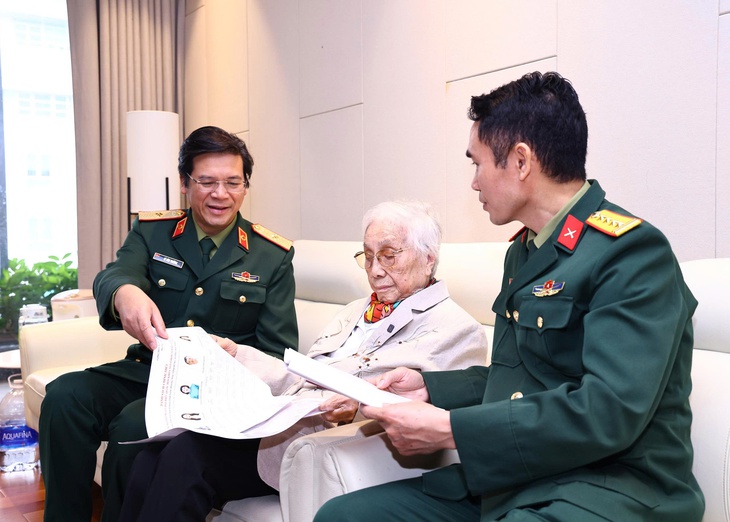 Nữ cử tri gắn bó với Quốc hội từ khóa I bỏ phiếu bầu cử, gửi gắm nhiều kỳ vọng- Ảnh 1. Nữ cử tri gắn bó với Quốc hội từ khóa I bỏ phiếu bầu cử, gửi gắm nhiều kỳ vọng- Ảnh 1.