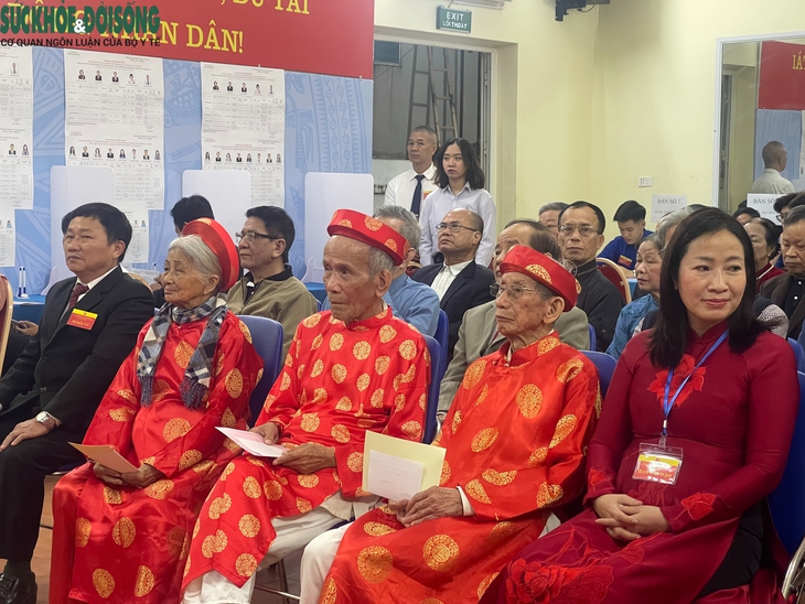 Cử tri cao tuổi ở Hà Nội dậy sớm chọn người xứng đáng- Ảnh 1. Cử tri cao tuổi ở Hà Nội dậy sớm chọn người xứng đáng- Ảnh 1.