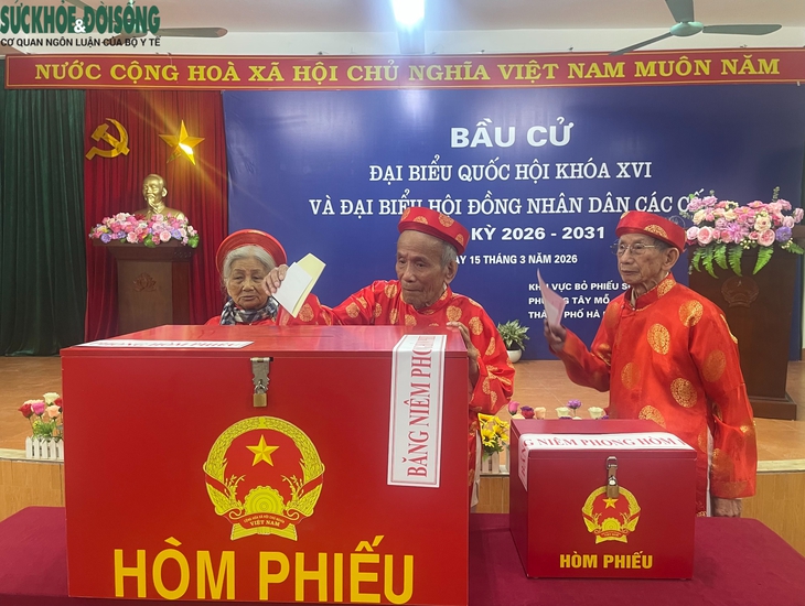 Cử tri cao tuổi ở Hà Nội dậy sớm chọn người xứng đáng- Ảnh 2. Cử tri cao tuổi ở Hà Nội dậy sớm chọn người xứng đáng- Ảnh 2.