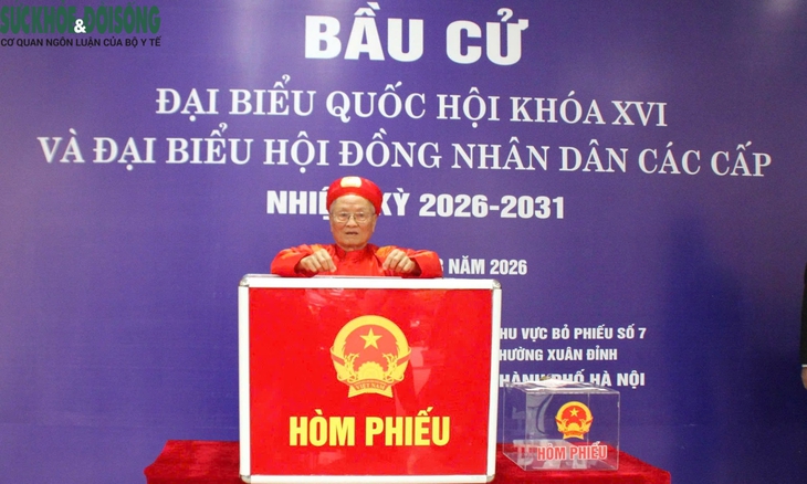 Cử tri cao tuổi ở Hà Nội dậy sớm chọn người xứng đáng- Ảnh 4. Cử tri cao tuổi ở Hà Nội dậy sớm chọn người xứng đáng- Ảnh 4.