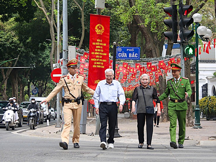Hà Nội bảo đảm giao thông thông suốt, an toàn, an ninh trật tự tại hơn 4.000 khu vực bỏ phiếu- Ảnh 4.