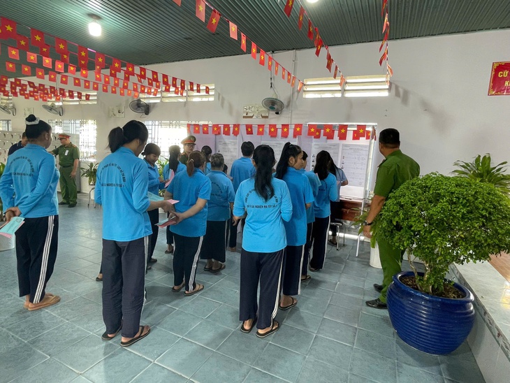 Các cử tri tại cơ sở cai nghiện tham gia bầu cử- Ảnh 1. Các cử tri tại cơ sở cai nghiện tham gia bầu cử- Ảnh 1.