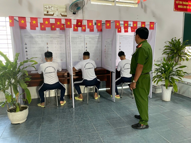 Các cử tri tại cơ sở cai nghiện tham gia bầu cử- Ảnh 3. Các cử tri tại cơ sở cai nghiện tham gia bầu cử- Ảnh 3.