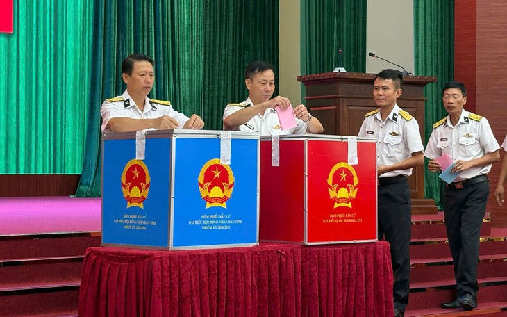 Gần 22.000 sinh viên ở TPHCM đặt niềm tin vào lá phiếu bầu cử- Ảnh 4.