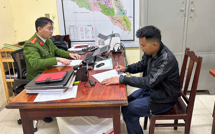 Nam thanh niên cởi trần cầm 2 con dao đe dọa người đi đường- Ảnh 3.