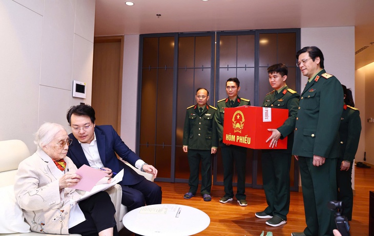 Nữ cử tri gắn bó với Quốc hội từ khóa I bỏ phiếu bầu cử, gửi gắm nhiều kỳ vọng- Ảnh 2. Nữ cử tri gắn bó với Quốc hội từ khóa I bỏ phiếu bầu cử, gửi gắm nhiều kỳ vọng- Ảnh 2.