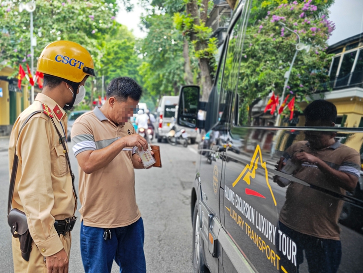 Hà Nội hướng dẫn thủ tục cho xe tải, xe hợp đồng vào khu vực hạn chế- Ảnh 2.