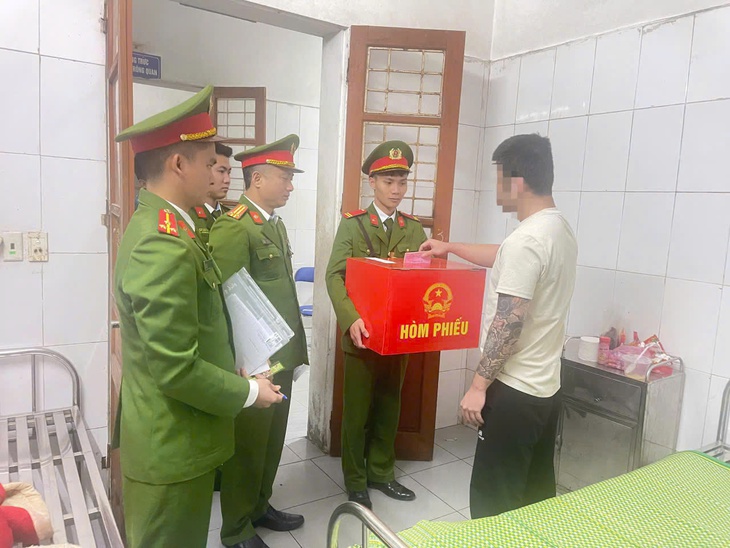 Những cử tri đặc biệt thực hiện quyền công dân, hướng tới làm lại cuộc đời- Ảnh 2. Những cử tri đặc biệt thực hiện quyền công dân, hướng tới làm lại cuộc đời- Ảnh 2.