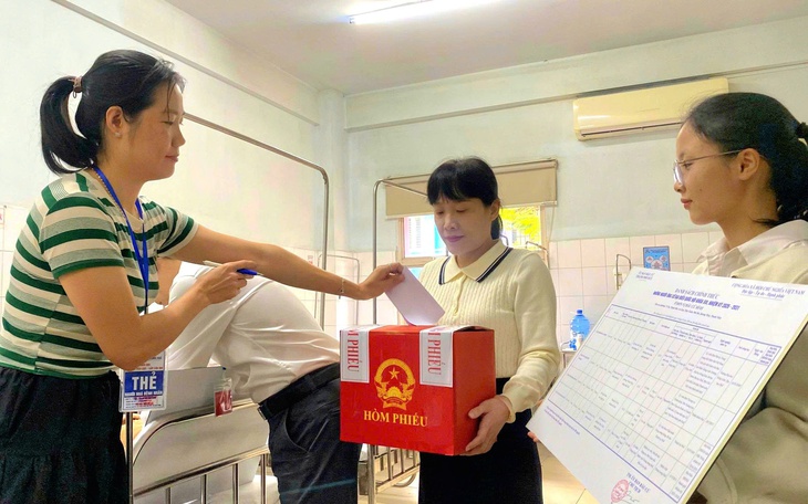 Những cử tri tại điểm bầu cử đặc biệt gửi gắm niềm tin qua từng lá phiếu