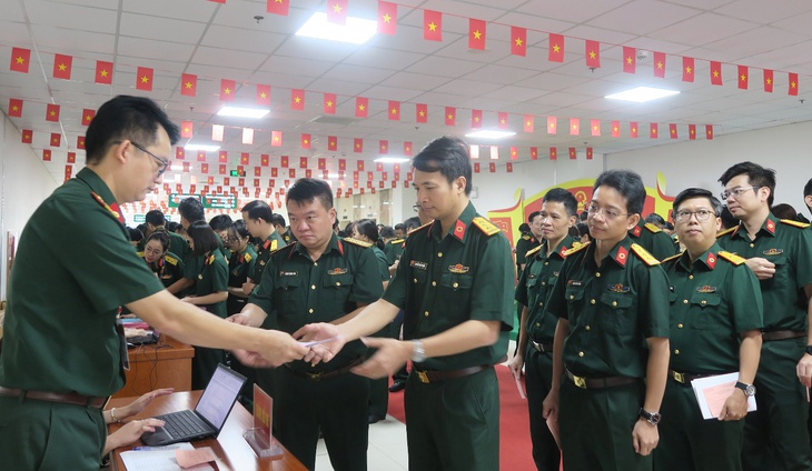 Bệnh nhân xúc động bỏ phiếu ngay trên giường bệnh- Ảnh 1. Bệnh nhân xúc động bỏ phiếu ngay trên giường bệnh- Ảnh 1.