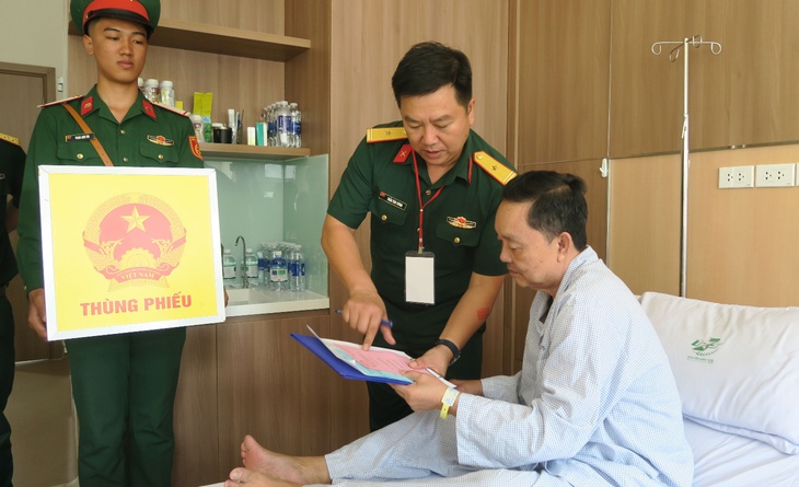 Bệnh nhân xúc động bỏ phiếu ngay trên giường bệnh- Ảnh 3. Bệnh nhân xúc động bỏ phiếu ngay trên giường bệnh- Ảnh 3.