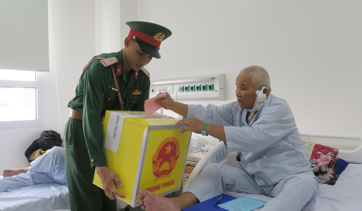 Bệnh nhân xúc động bỏ phiếu ngay trên giường bệnh- Ảnh 4. Bệnh nhân xúc động bỏ phiếu ngay trên giường bệnh- Ảnh 4.