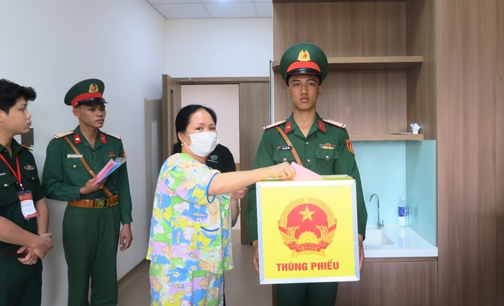 Bệnh nhân xúc động bỏ phiếu ngay trên giường bệnh- Ảnh 5. Bệnh nhân xúc động bỏ phiếu ngay trên giường bệnh- Ảnh 5.