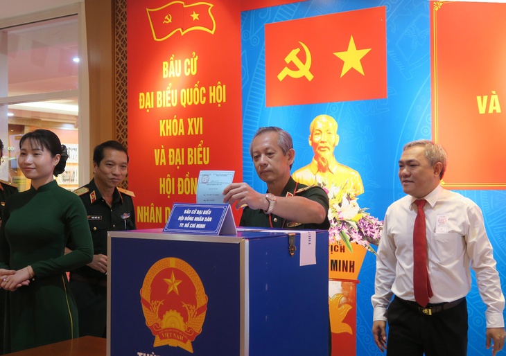 Bệnh nhân xúc động bỏ phiếu ngay trên giường bệnh- Ảnh 2. Bệnh nhân xúc động bỏ phiếu ngay trên giường bệnh- Ảnh 2.