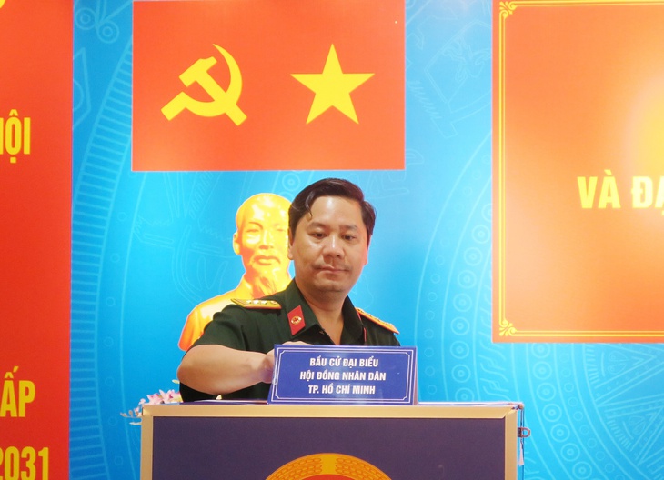 Bệnh nhân xúc động bỏ phiếu ngay trên giường bệnh- Ảnh 6. Bệnh nhân xúc động bỏ phiếu ngay trên giường bệnh- Ảnh 6.
