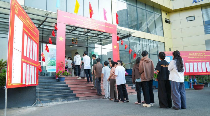 Gần 22.000 sinh viên ở TPHCM đặt niềm tin vào lá phiếu bầu cử- Ảnh 1.