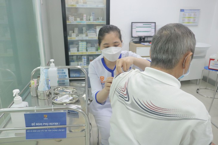 Vì sao nên tiêm nhắc lại vaccine phòng cúm, phế cầu khi giao mùa?- Ảnh 1. Vì sao nên tiêm nhắc lại vaccine phòng cúm, phế cầu khi giao mùa?- Ảnh 1.