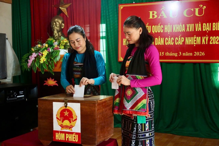 Những người mẹ địu con đi bỏ phiếu- Ảnh 7.