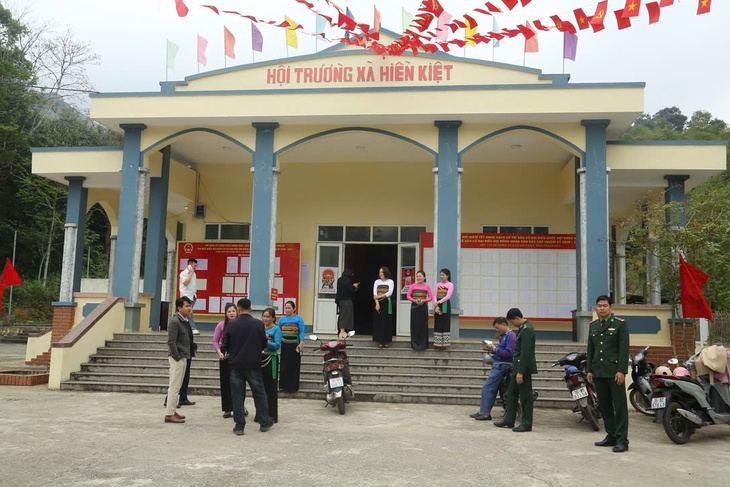 Những người mẹ địu con đi bỏ phiếu- Ảnh 8.