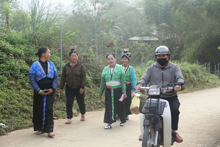 Những người mẹ địu con đi bỏ phiếu- Ảnh 2.