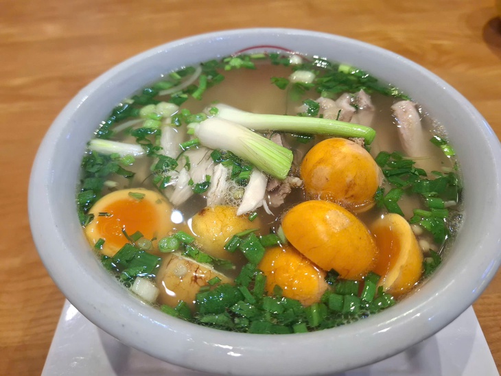 Hàng quán tăng giá, dân văn phòng rủ nhau mang cơm nhà đi làm- Ảnh 1.